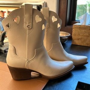 Adorable heart boots in size 7 1/2!